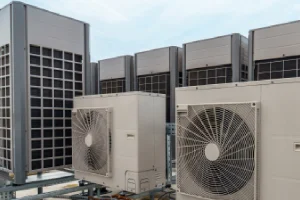 technician-performs-maintenance-on-outdoor-air-con (1)