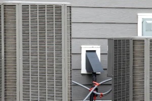 technician-performs-maintenance-on-outdoor-air-con (2)