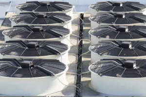 technician-performs-maintenance-on-outdoor-air-con (4)