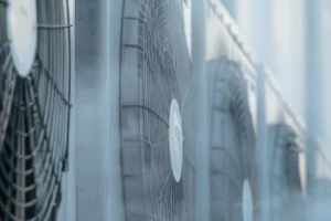 technician-performs-maintenance-on-outdoor-air-con (5)