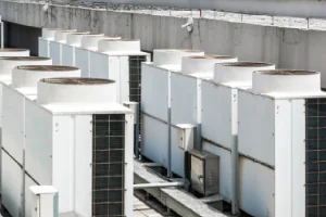 technician-performs-maintenance-on-outdoor-air-con (6)