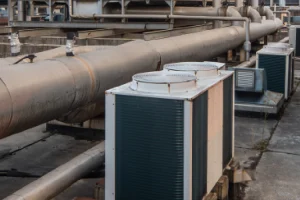 technician-performs-maintenance-on-outdoor-air-con (7)